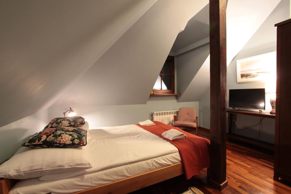 Bed, TV and multimedia, Photo of the whole room, Bedroom
