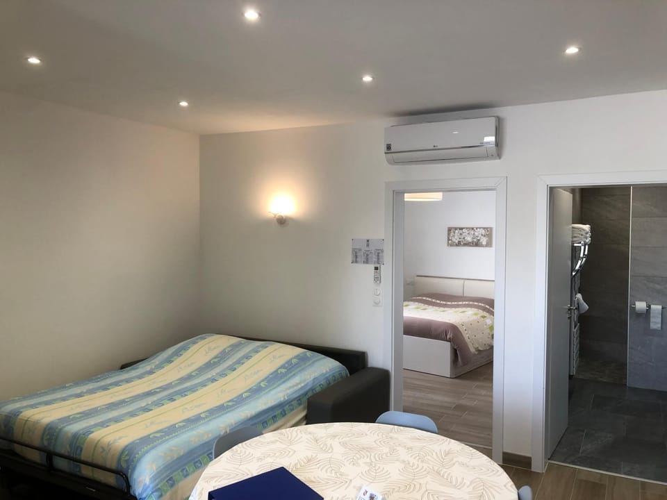 Bed, Living room, air conditioner