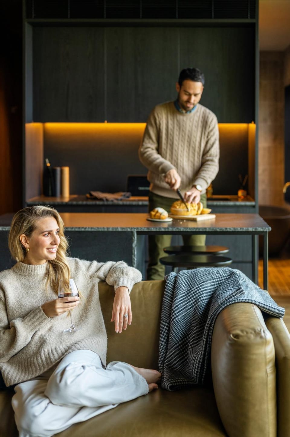 Living room, Food and drinks, Seating area, Food, Guests