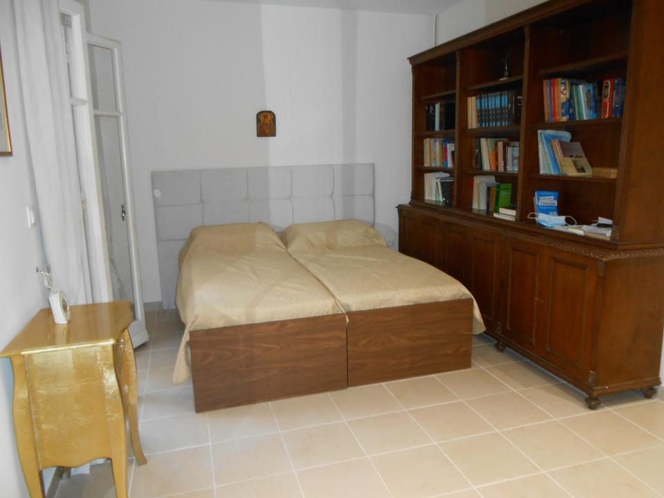 Bed, Library