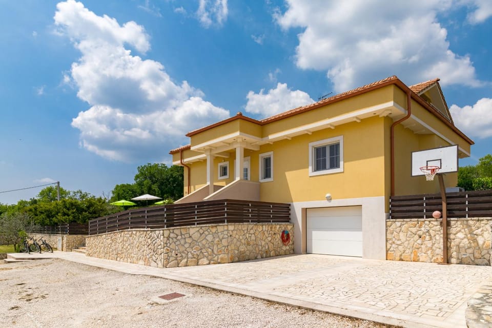 Property building, Facade/entrance, Off site