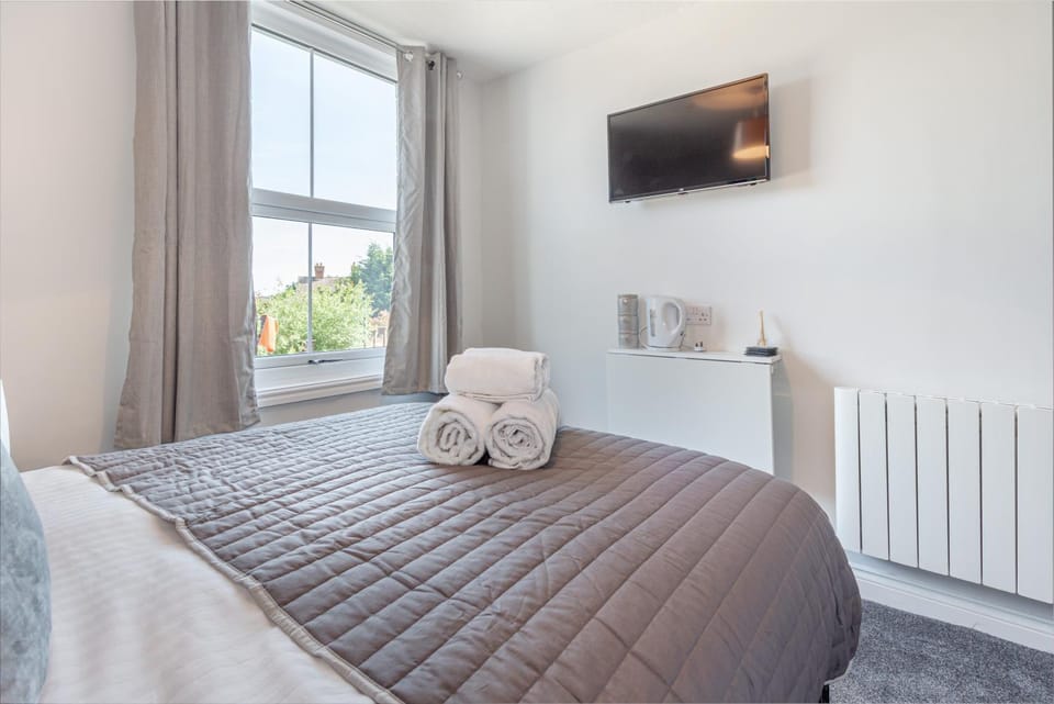 Bed, TV and multimedia, Bedroom, towels