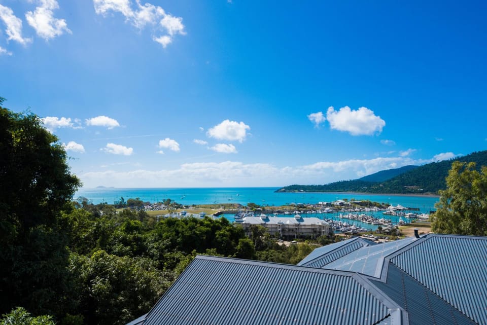 Coastal Charm On Airlie Apartment in Airlie Beach