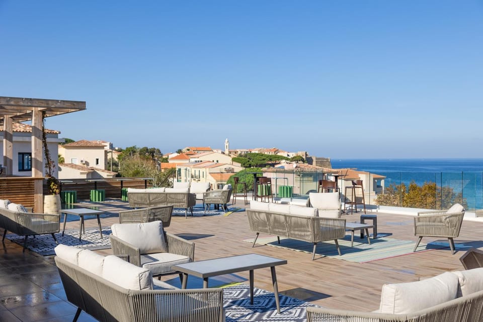 Property building, Restaurant/places to eat, Natural landscape, View (from property/room), Balcony/Terrace, Lounge or bar, Seating area, Dining area, Sea view, Internal: Not applicable to any particular room