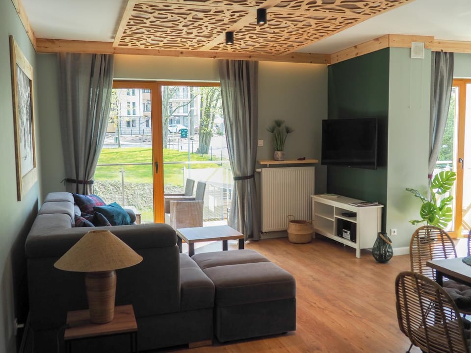 Communal lounge/ TV room, TV and multimedia, Living room, Seating area, Garden view