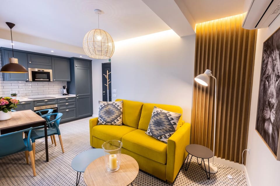 Kitchen or kitchenette, Living room, Seating area, Dining area