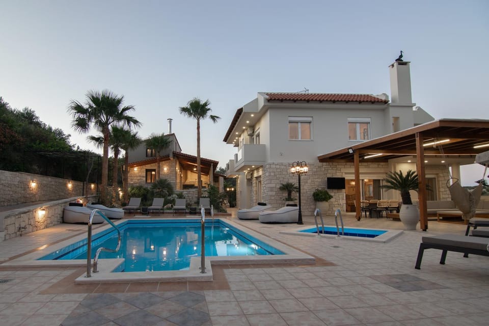 Property building, Garden, Balcony/Terrace, Decorative detail, Seating area, Swimming pool