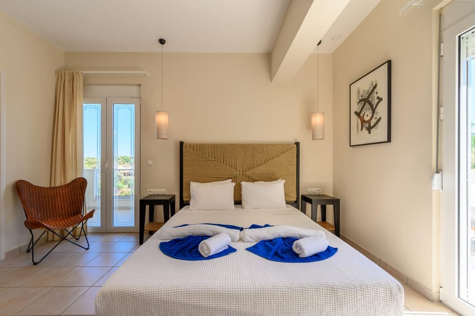 Bed, Bedroom, towels