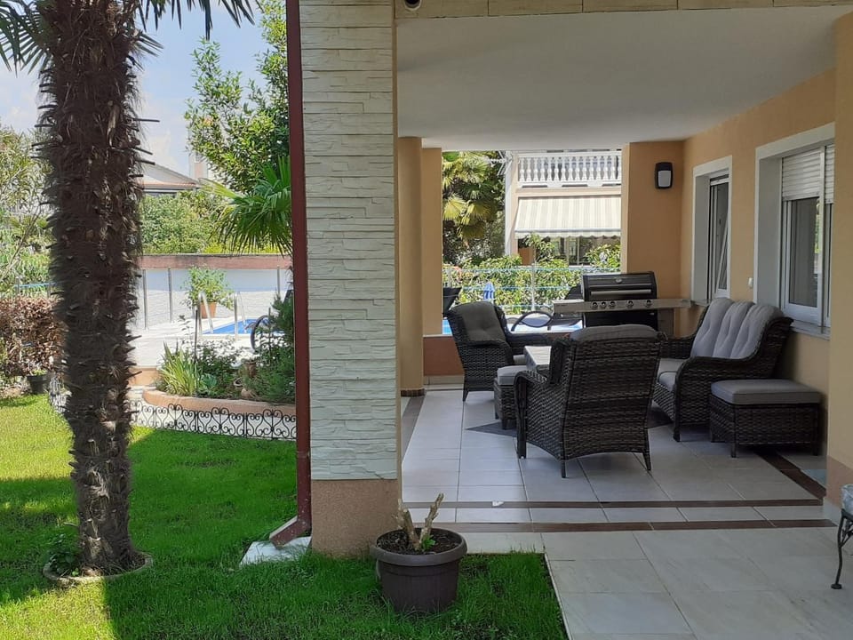Patio, BBQ facilities, Garden, Seating area, Garden view