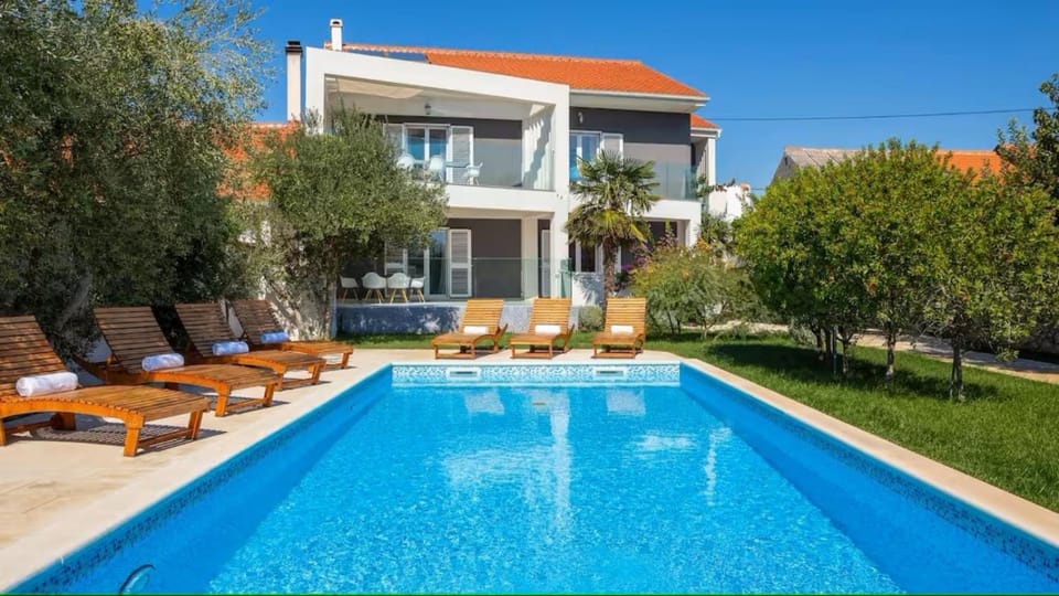 Property building, Patio, Garden, Garden view, Pool view, Swimming pool, sunbed
