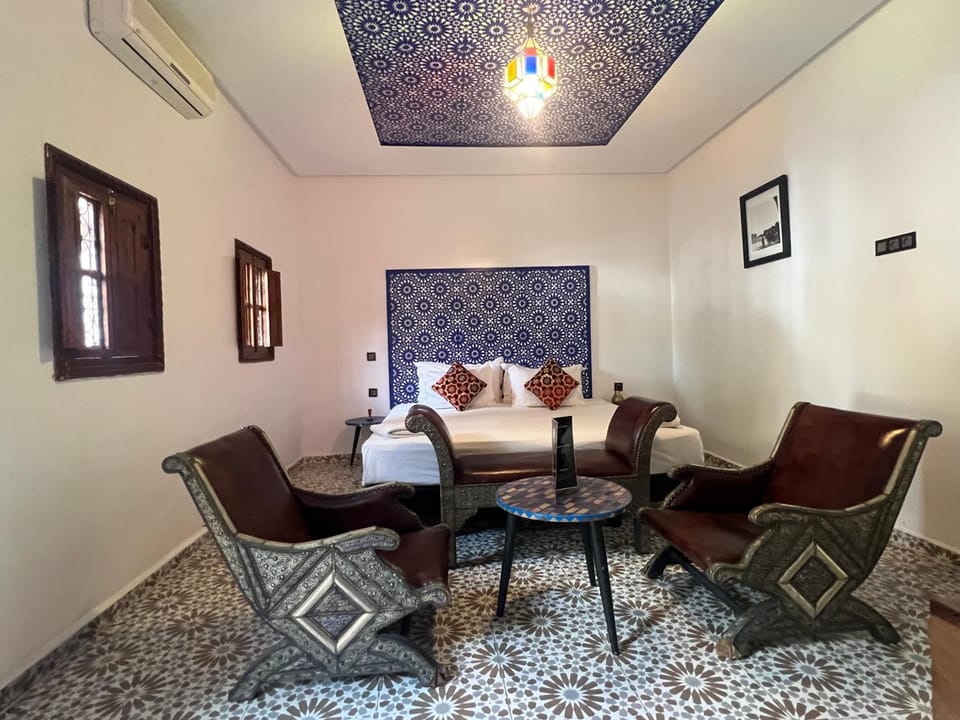 Seating area, Dining area, air conditioner