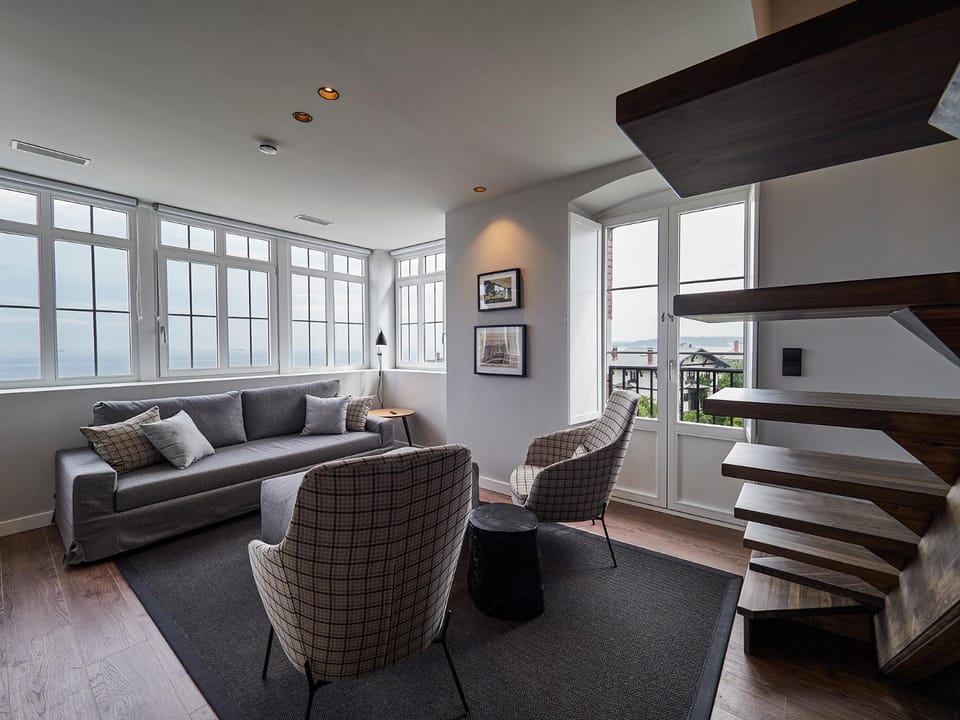 Living room, Seating area