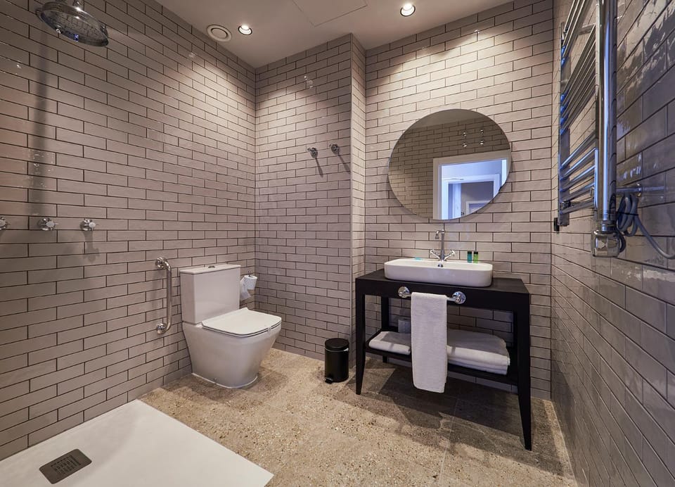 Shower, Toilet, Bathroom, towels