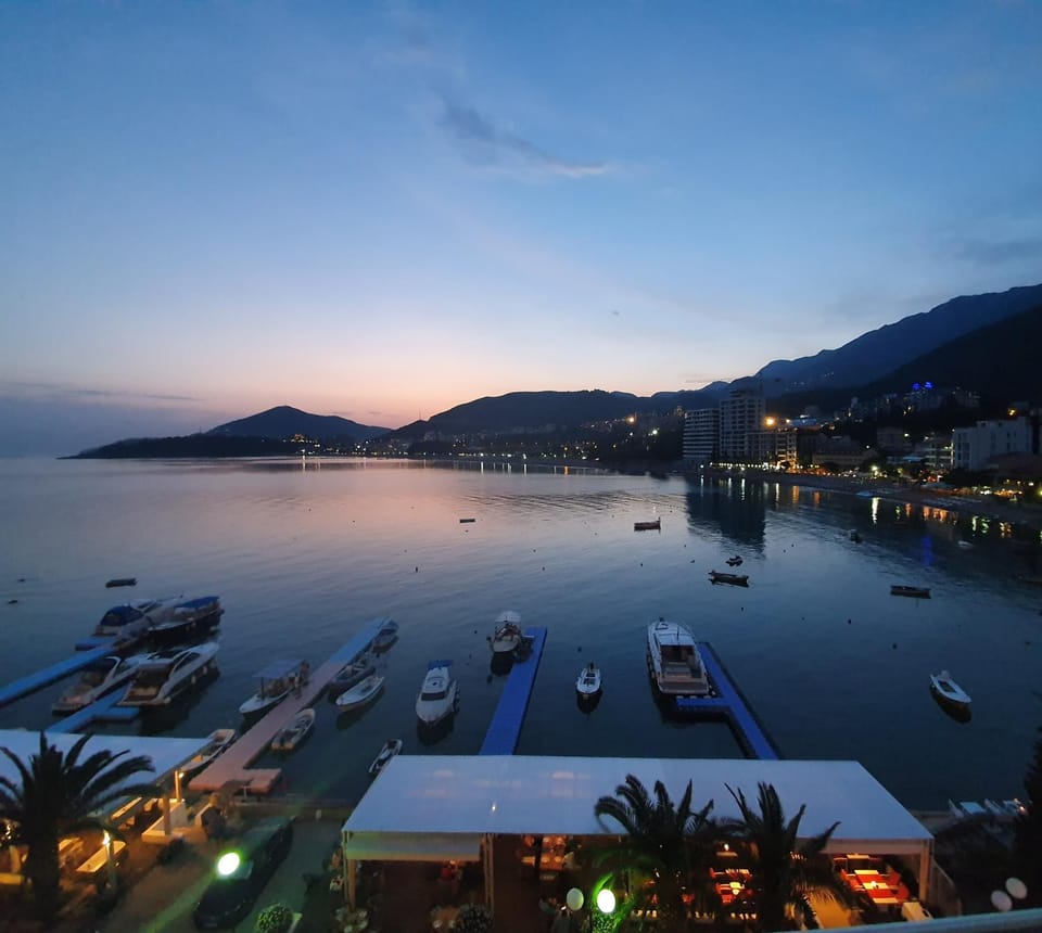 Restaurant/places to eat, Natural landscape, Beach