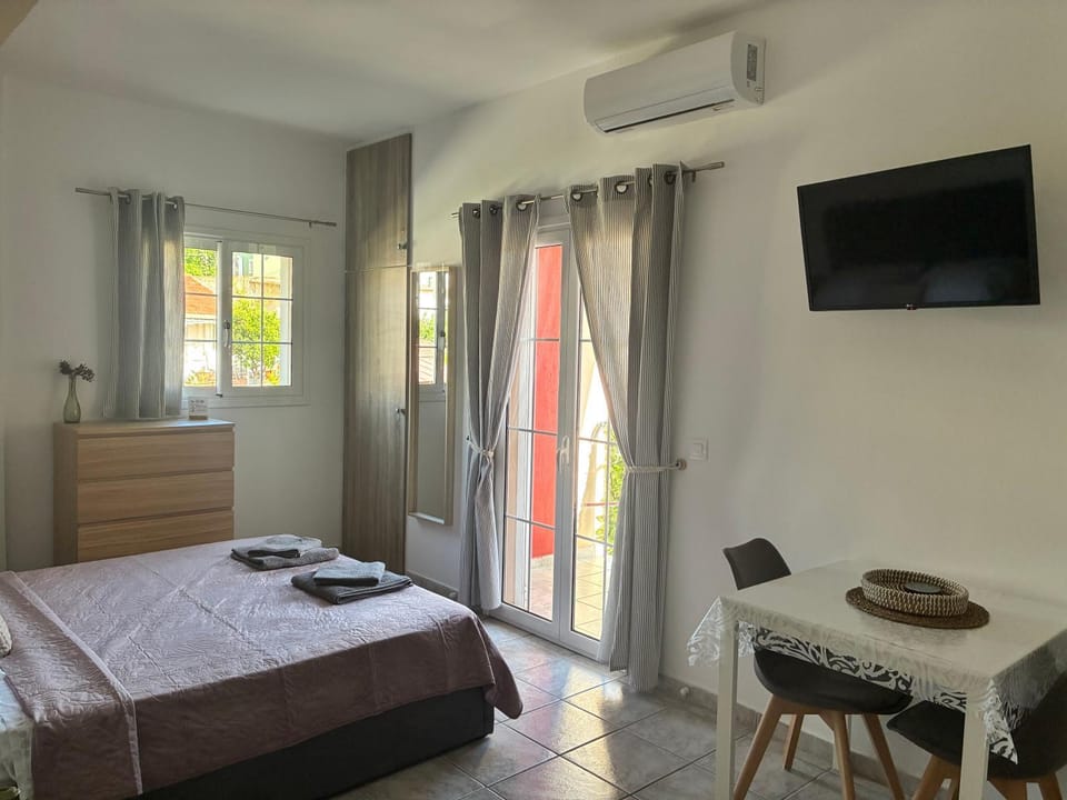 Bed, TV and multimedia, Photo of the whole room, air conditioner