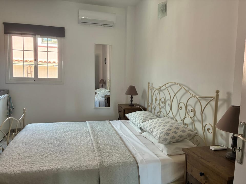 Bed, Bedroom, air conditioner
