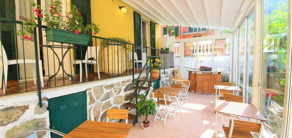 Patio, Restaurant/places to eat, Lounge or bar