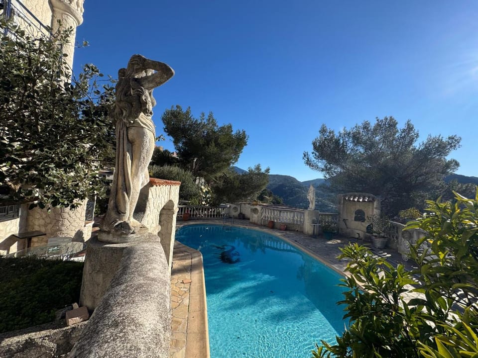 Studio climatisé et sa terrasse privée en villa Apartment in 06340 La Trinité, France