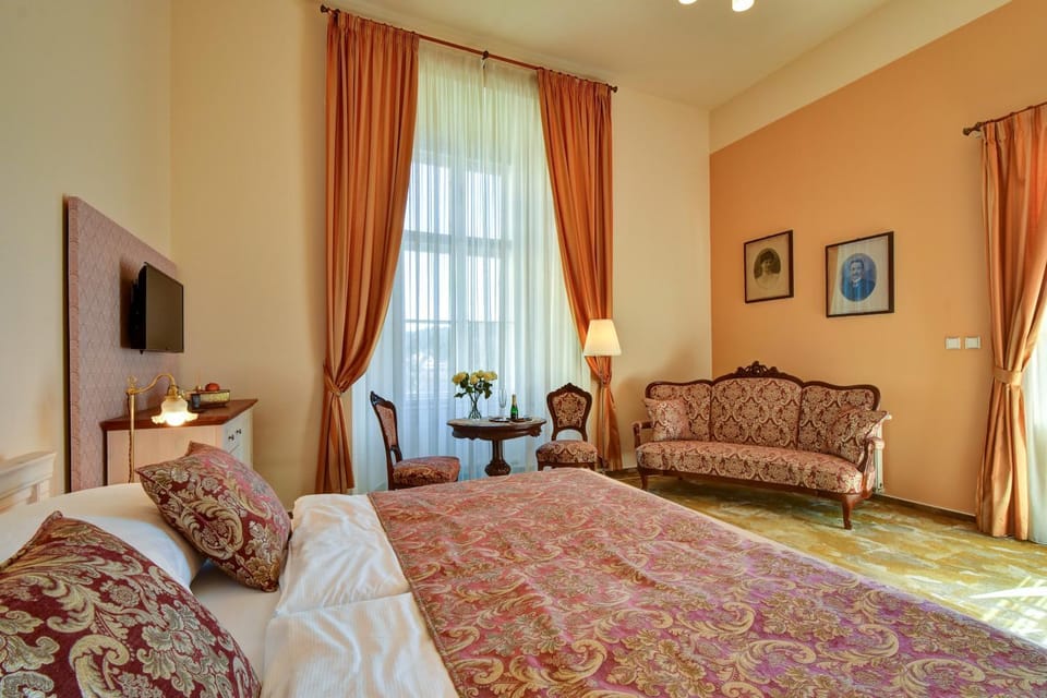 Bed, Photo of the whole room, Seating area, Bedroom