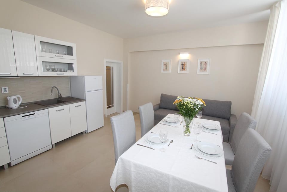 Kitchen or kitchenette, Dining area
