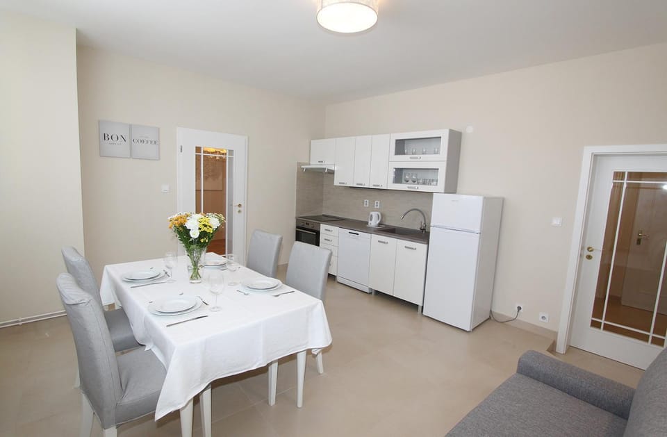 Kitchen or kitchenette, Dining area