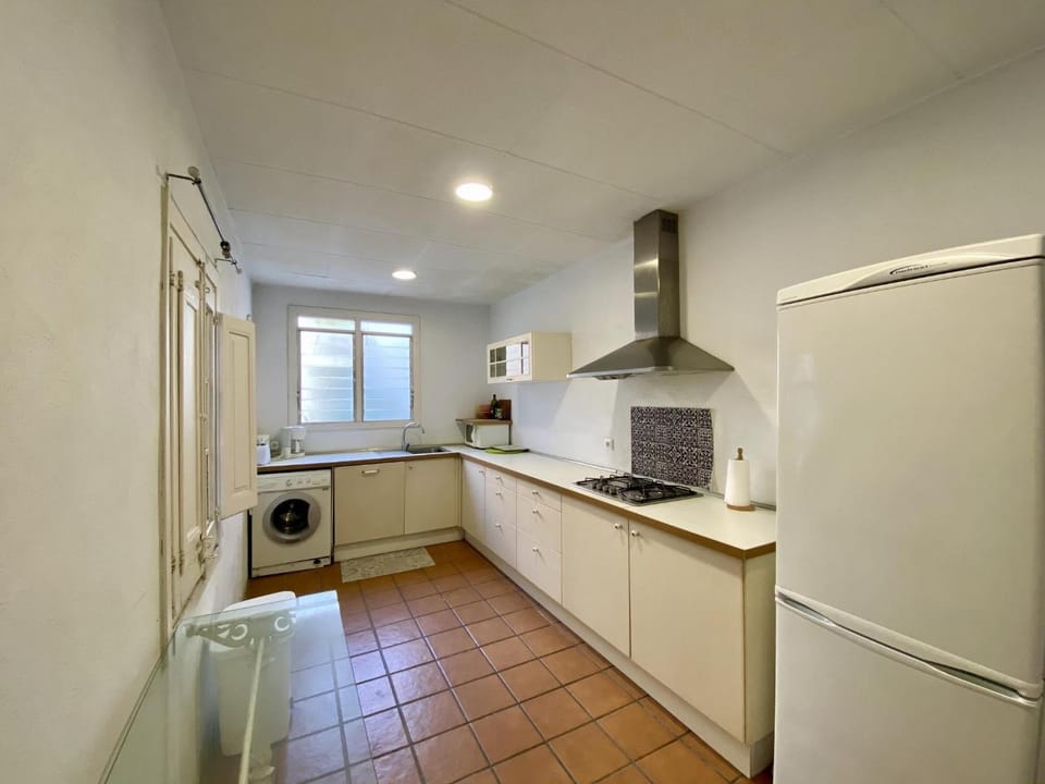 Kitchen or kitchenette, microwave, washing machine