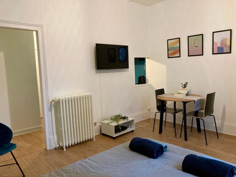TV and multimedia, Seating area, Dining area, internet