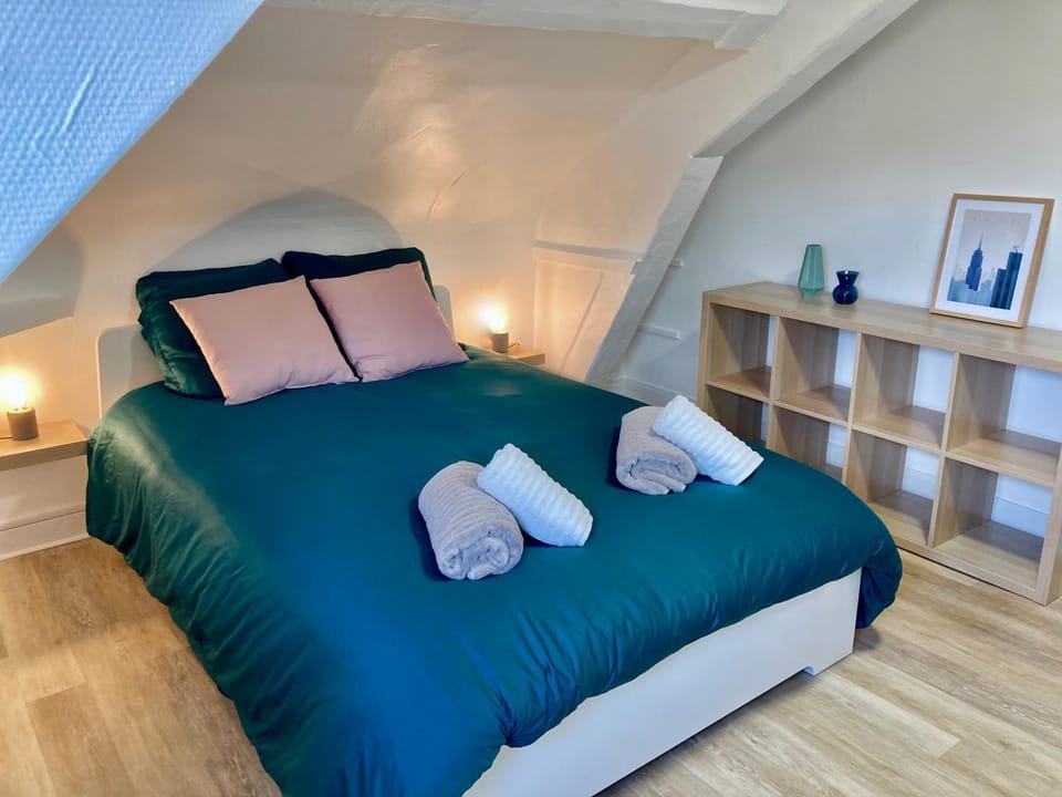 Bed, Photo of the whole room, Bedroom, towels