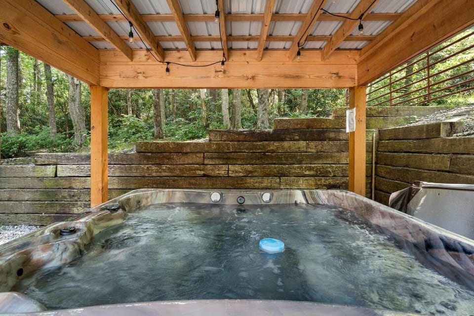 Sitting Bear Cottage with Hot Tub House in Tennessee