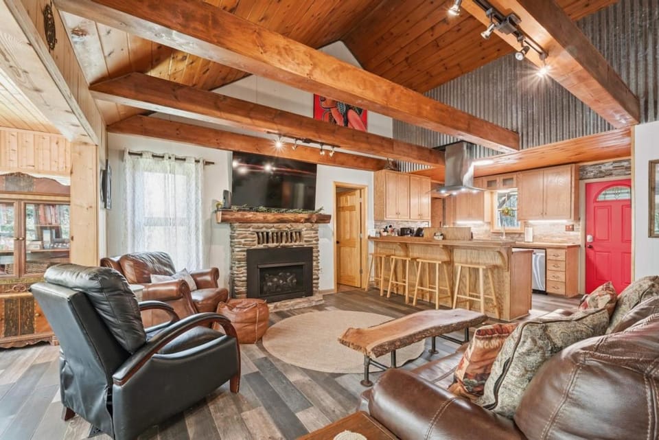 Sitting Bear Cottage with Hot Tub House in Tennessee