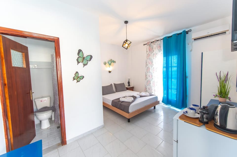 Toilet, Bed, Bathroom, Photo of the whole room, Bedroom, towels, air conditioner