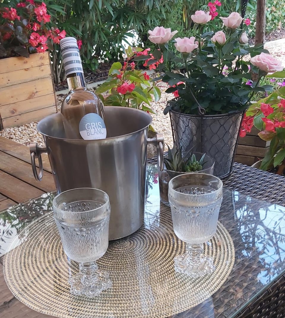 Chambre climatisée au cœur de brive avec téléviseur connecté wifi Netflix Vacation rental in Nouvelle-Aquitaine
