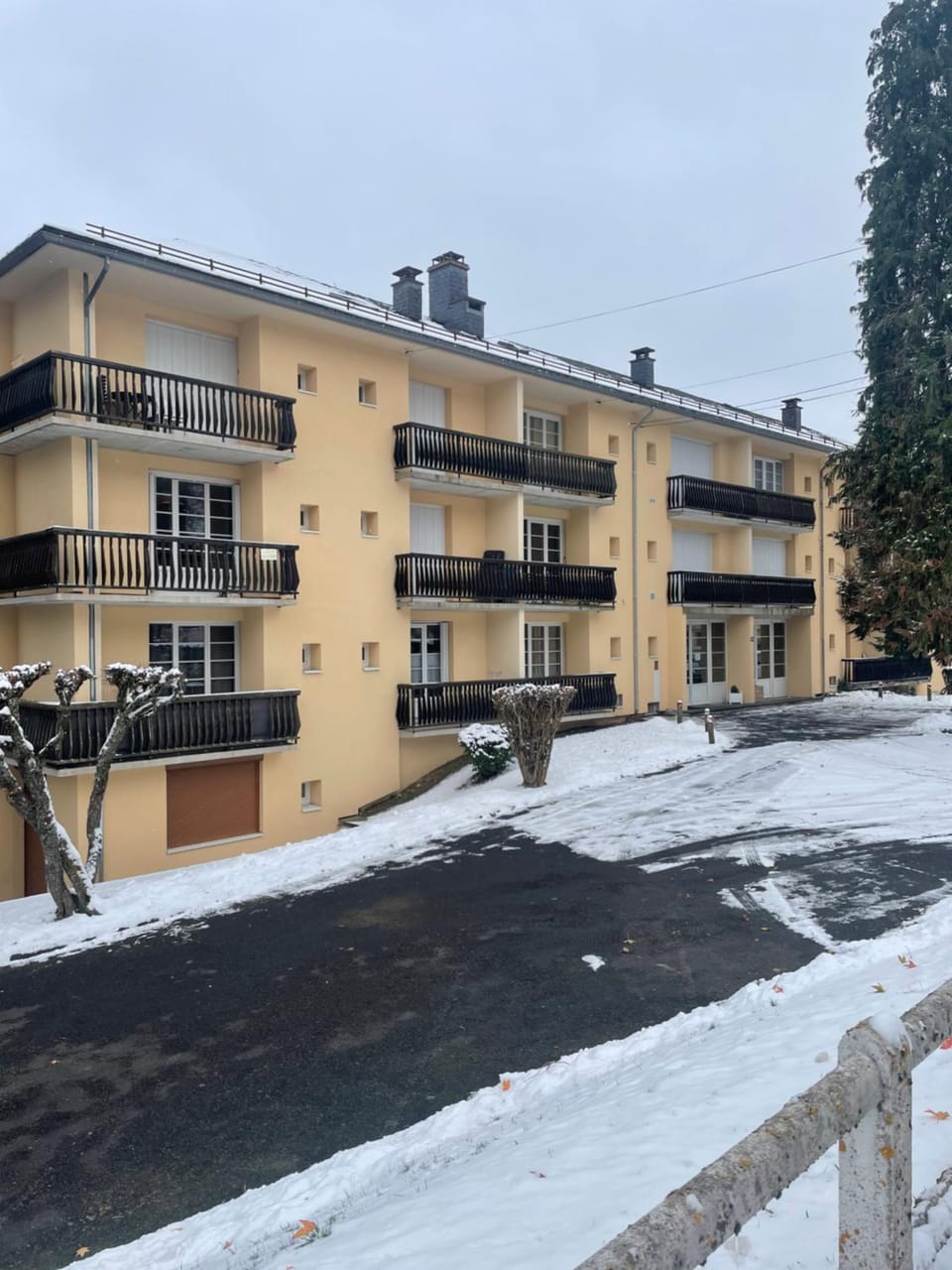 Studio rénové résidence privé proche de toutes commodités et loisirs, Place parking inclus Apartment in Auvergne-Rhône-Alpes