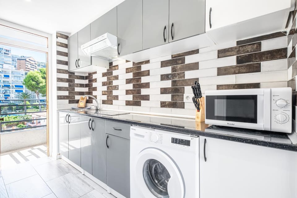 Kitchen or kitchenette, minibar, stove, washing machine