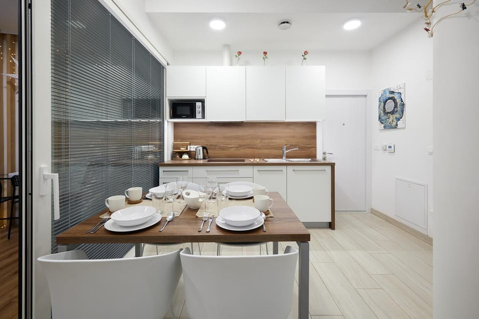 Kitchen or kitchenette, Dining area, stove