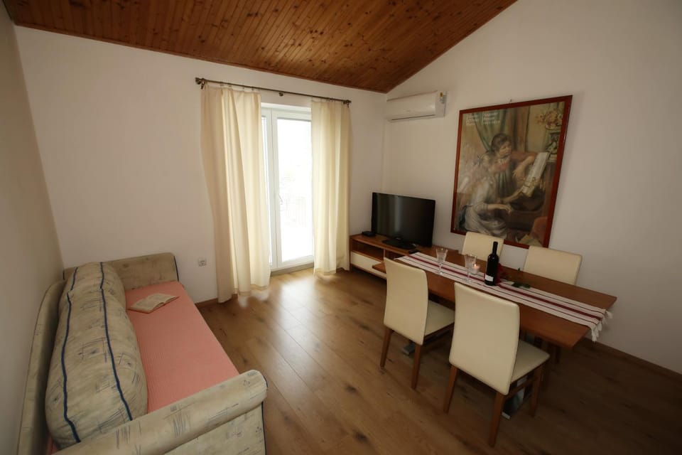 TV and multimedia, Living room, Dining area, air conditioner