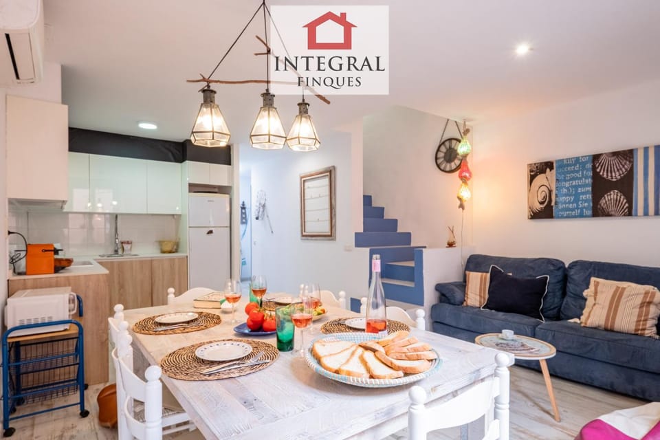 Kitchen or kitchenette, Living room, Food and drinks, Dining area, Food