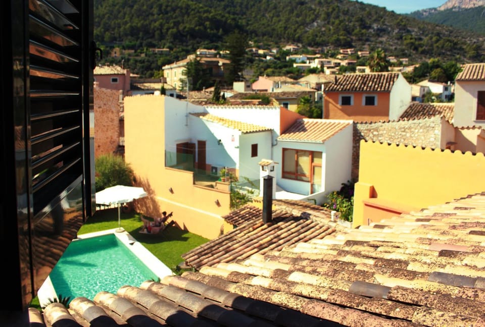 Day, Pool view