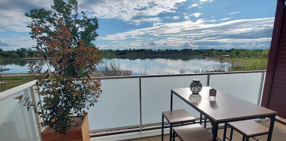 Natural landscape, View (from property/room), Balcony/Terrace, Dining area, Lake view