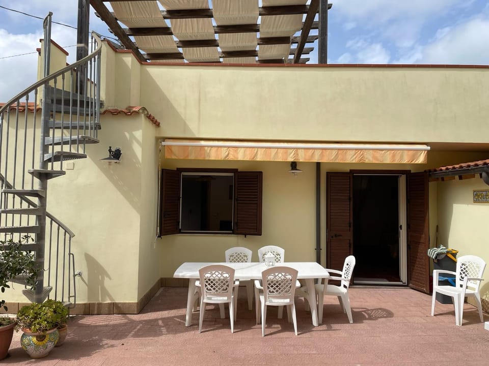 Property building, View (from property/room), Balcony/Terrace, Dining area