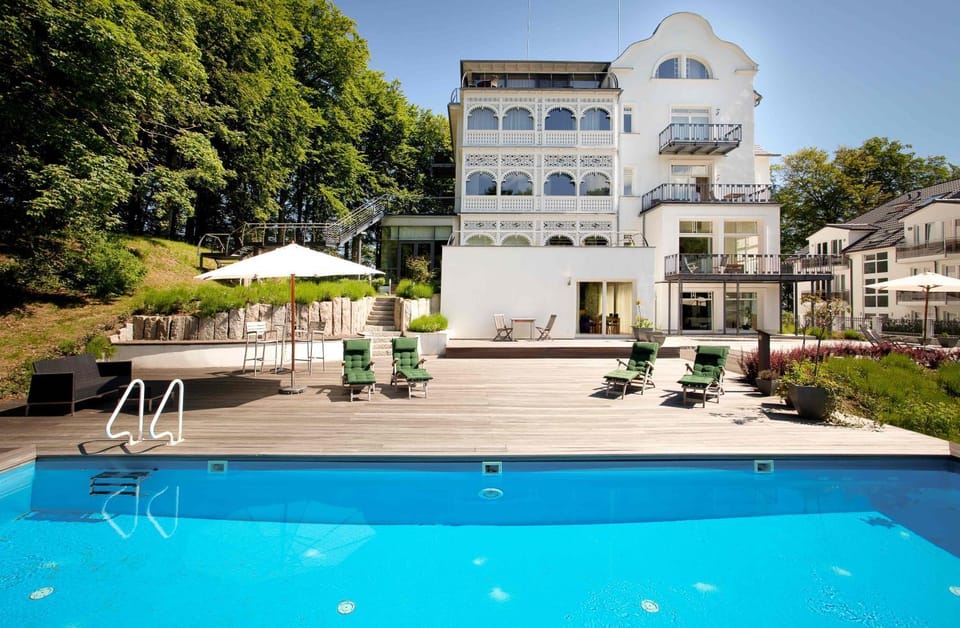Facade/entrance, Balcony/Terrace, Swimming pool, Swimming pool