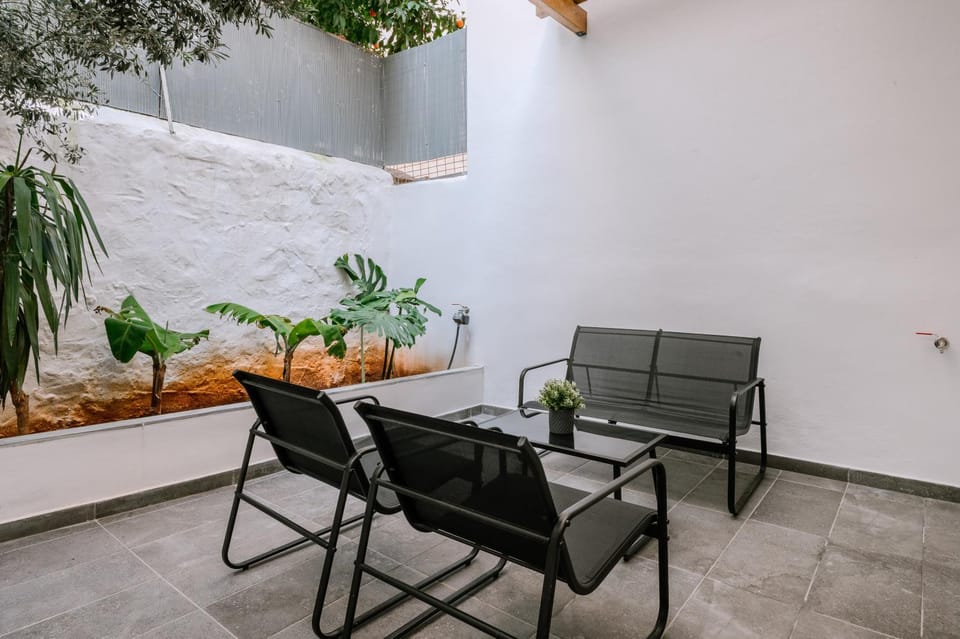 Patio, View (from property/room), Living room, Garden view