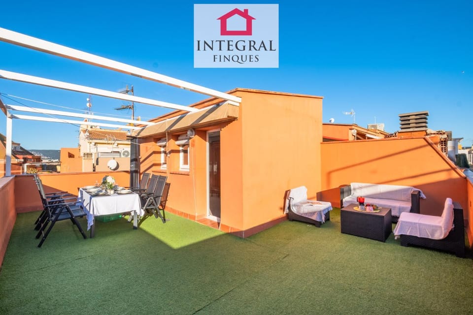 Property building, Spring, Day, Summer, Balcony/Terrace, furniture