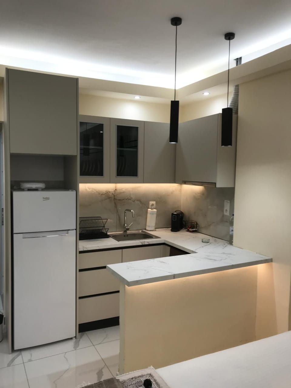 Kitchen or kitchenette, minibar