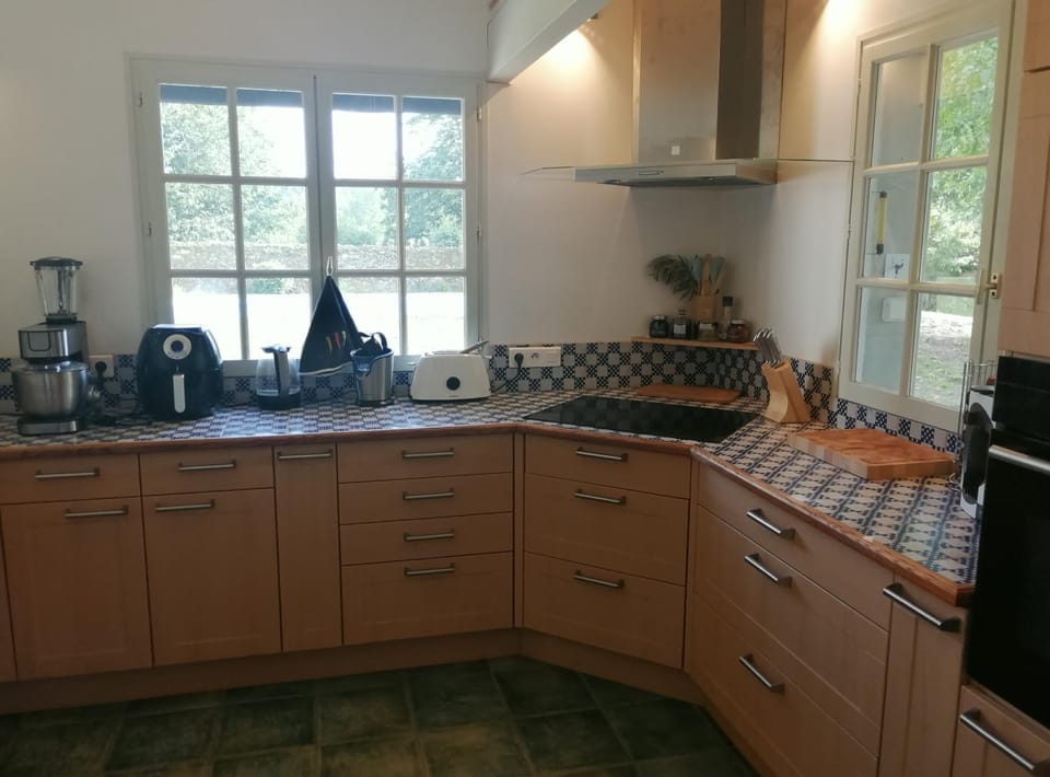 Coffee/tea facilities, Kitchen or kitchenette, dishwasher, stove, toaster