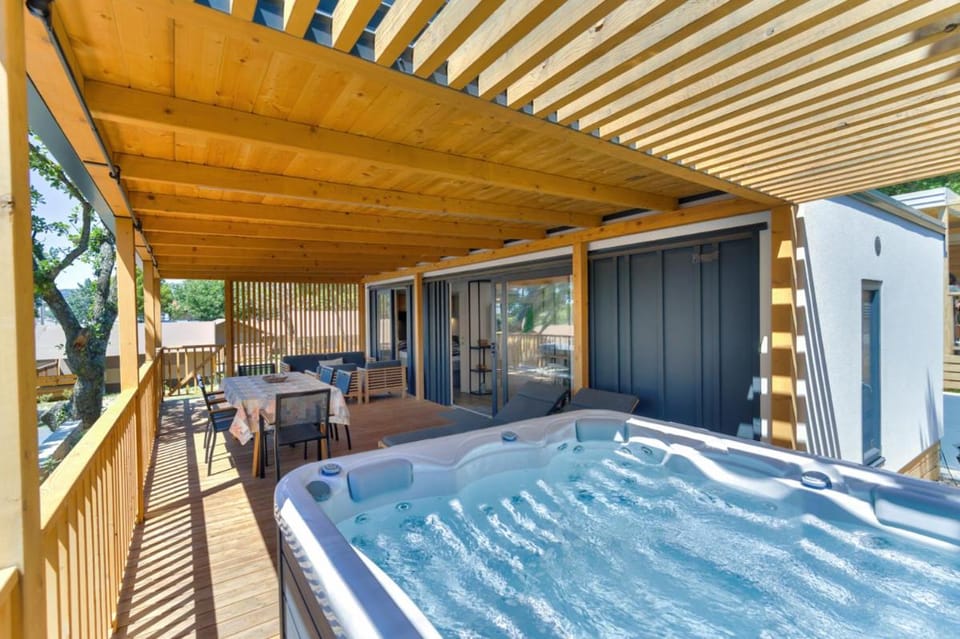 Property building, Hot Tub, Balcony/Terrace, Swimming pool
