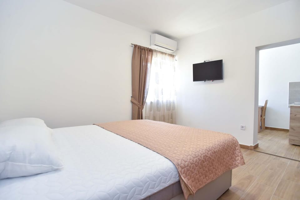 Communal lounge/ TV room, Bed, TV and multimedia, Photo of the whole room, Bedroom