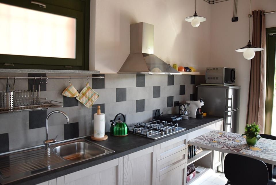 Day, Coffee/tea facilities, Kitchen or kitchenette, Photo of the whole room, Dining area, On site