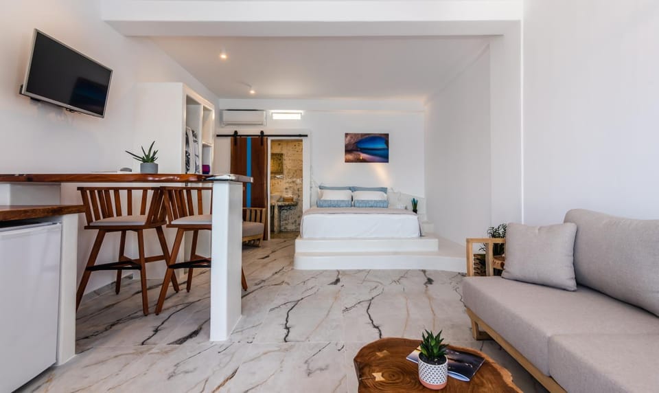 Living room, Lounge or bar, Seating area, Dining area