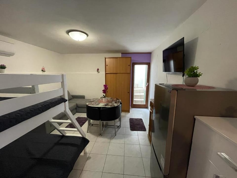 Bed, TV and multimedia, Living room, Photo of the whole room, Seating area, Dining area, Bedroom, furniture, air conditioner